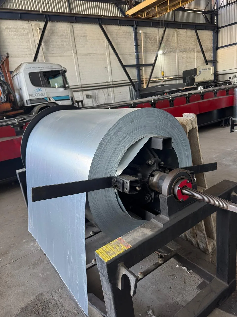 Bobina de aço posicionada em equipamento industrial