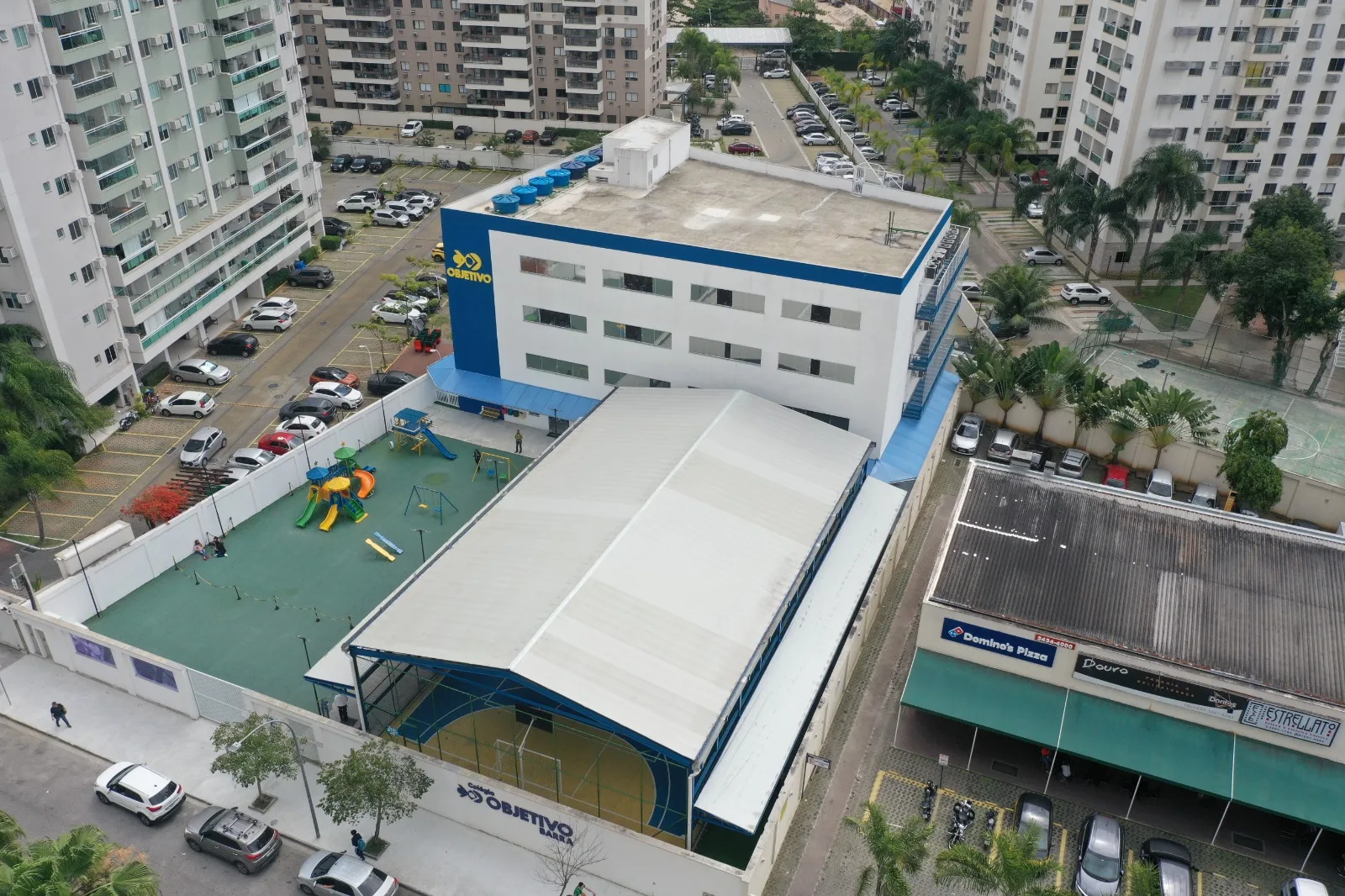 Cobertura metálica em área externa de edificação institucional