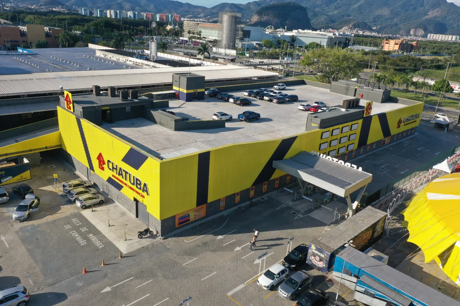 Edificação comercial de grande porte com cobertura metálica