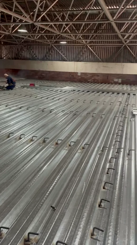 Instalação de laje steel deck em ambiente industrial
