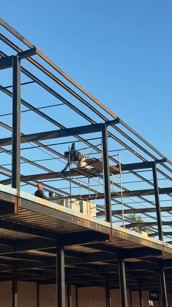 Equipe trabalhando na montagem de uma estrutura metálica